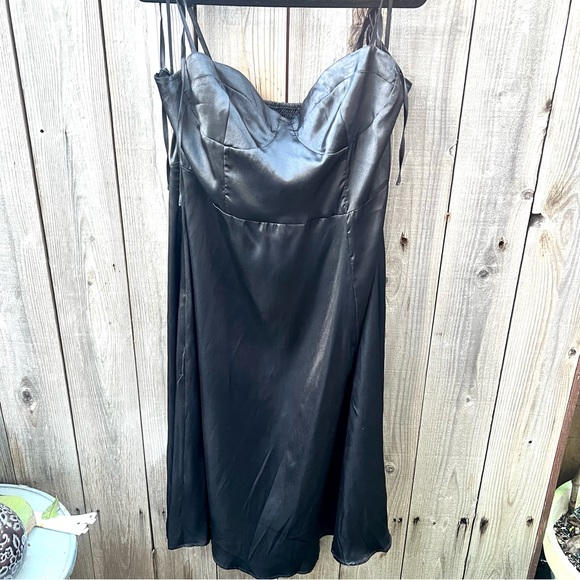 NWT MakeMeChic Women's Satin Silk Dress - Picture 3 of 9